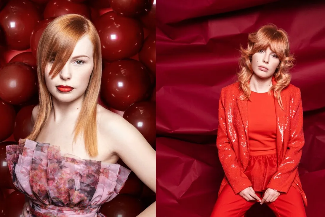 Zwei Frauen mit rötlichem Haar zeigen unterschiedliche Stylingvarianten für Curtain Bangs. Links wird das Haar asymmetrisch mit Seitenscheitel getragen, rechts in einem glamourösen Look mit voluminösen Wellen.